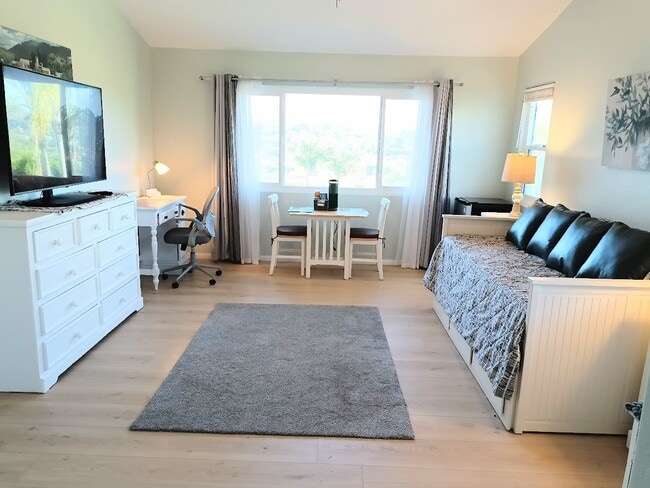 Building Photo - 1620-1624 York Dr