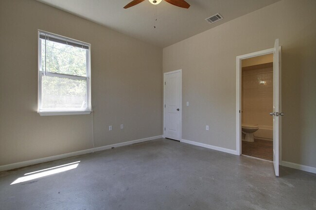 Building Photo - UT PRE LEASE: 2009 Remodeled 6 Bed / 3 Bath, Wood & Stained Concrete Floors, Custom High End Kitc...