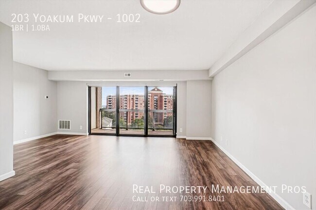 Building Photo - 203 Yoakum Pkwy
