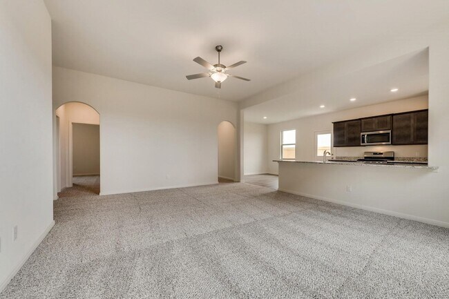 Building Photo - 833 Serena Dr