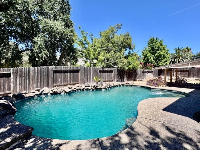 Building Photo - NOW AVAILABLE - 4 BED, 3 BATH, 2 CAR GARAG...