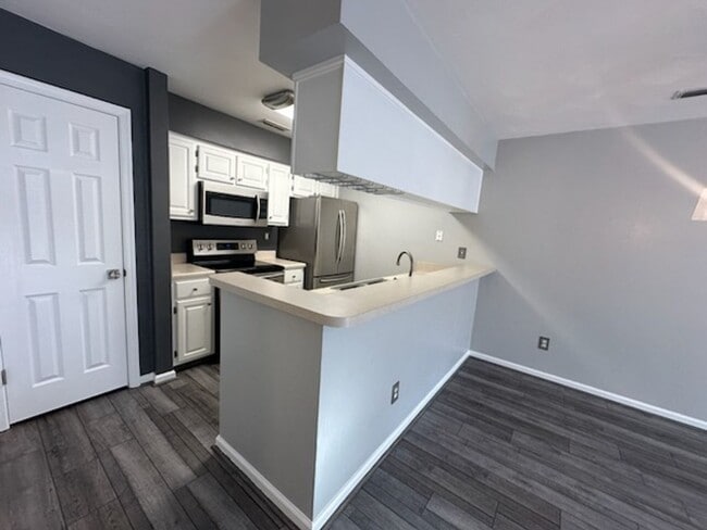 Building Photo - Gorgeous Townhouse in Riverwalk