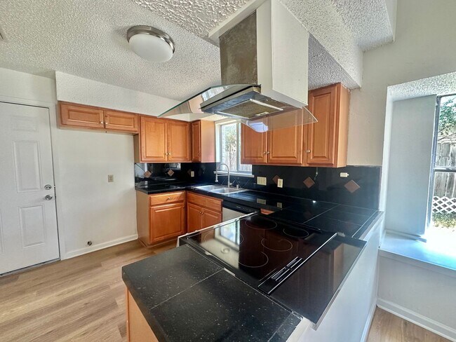 Building Photo - AVAILABLE NOW!