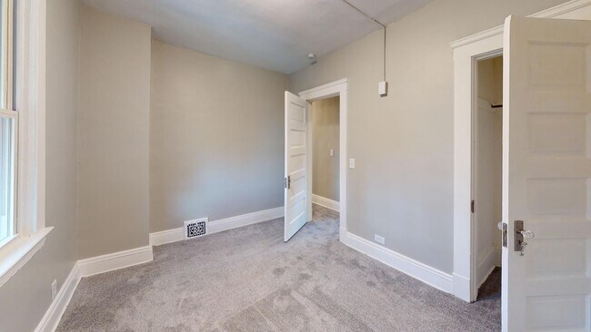Building Photo - 3 Bed / 1 Bath in Cleveland!