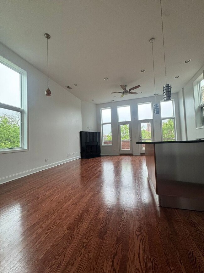 Building Photo - 1458 N Artesian Ave