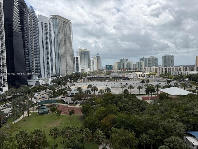 Building Photo - 210 174th St