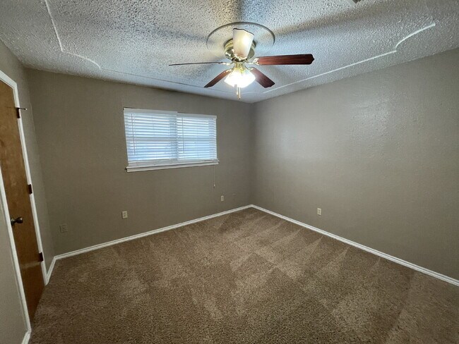 Building Photo - Spacious Home Located Minutes From South Plains Mall & Loop 289 Access!