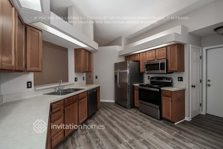 Building Photo - 8800 Fieldside Dr S