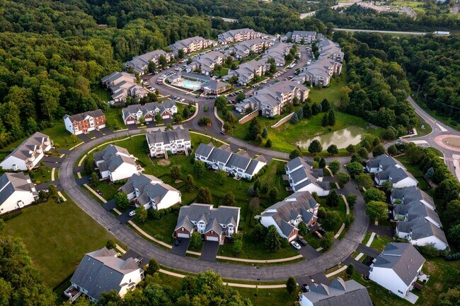 Building Photo - 3 Bedroom 2 Bathroom Condo in a Gated Community