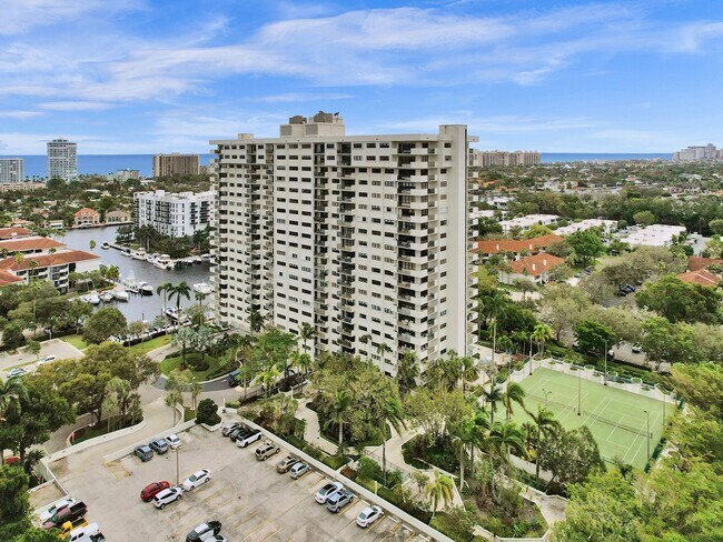 Building Photo - 3200 Port Royale Dr S