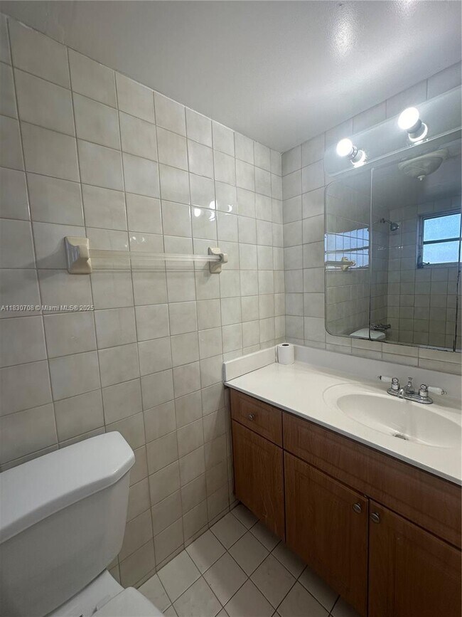 Building Photo - 1855 W 60th St
