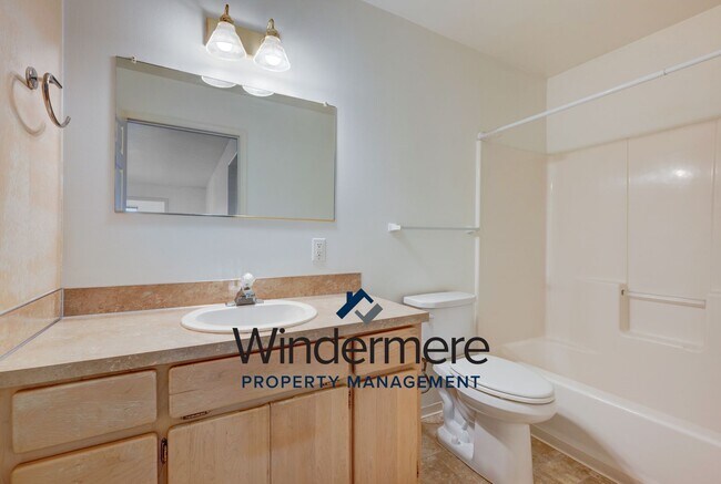 Building Photo - 3 Bed 2 Bath Ground Level Condo