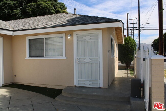 Building Photo - 1402 Celis St