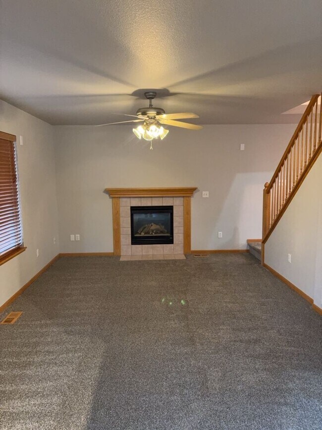 Building Photo - 3bd/3ba Johnstown Home with 2-Car Garage &...