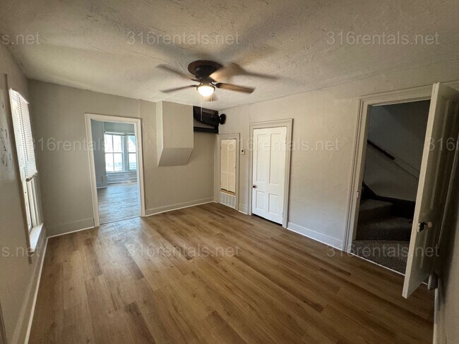 Building Photo - $1100 - 3 bed 1 bath - Single Family Home