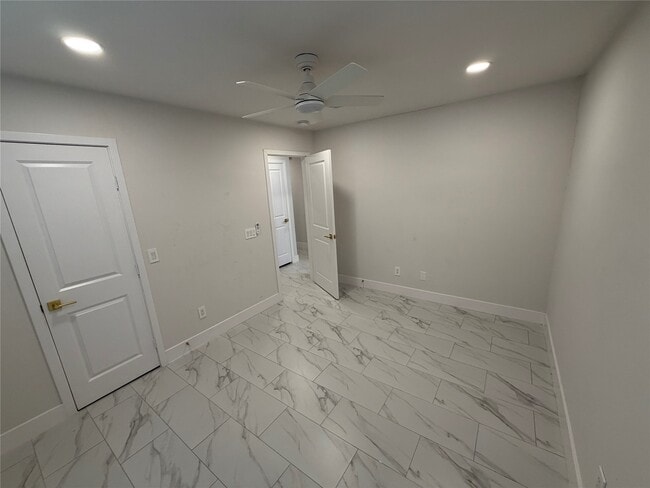 Building Photo - 2218 Round Lake Dr