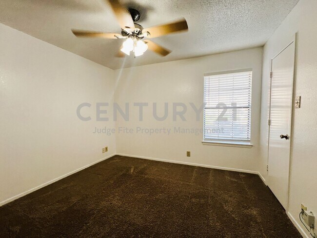 Building Photo - 929 W Hickory St