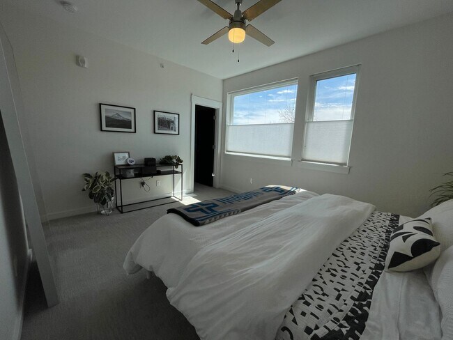 Building Photo - Modern 2BR + Office Townhome with Rooftop Deck in Prime Sunnyside/Highlands Location