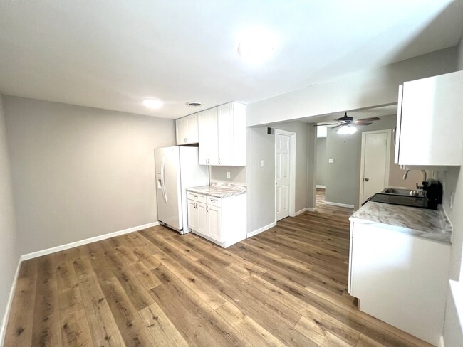 Building Photo - Updated Spacious 3 Bedroom 1 Bath  - Prese...