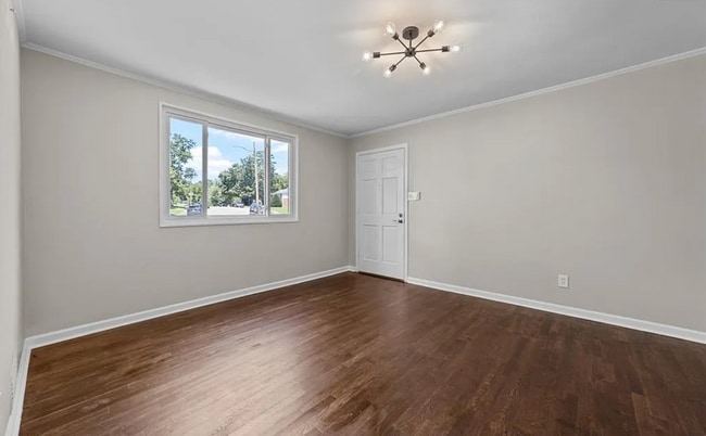Building Photo - Updated 2 bedroom/ 1 bathroom condo locate...
