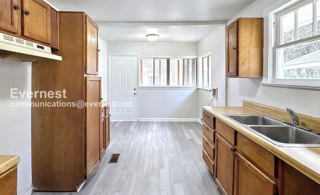 Building Photo - Limited Time Special Offer - Split your security deposit payment.  3 Bed/1 Bath Home with Fenced ...