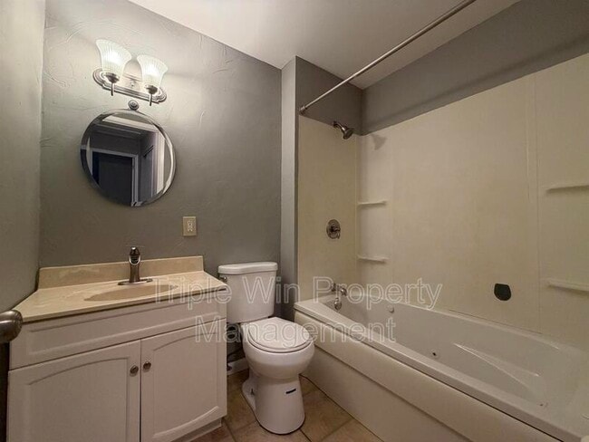 Building Photo - 2450 Jenkee Dr