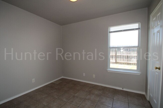 Building Photo - Modern Comforts & Great Location – Elms Ru...