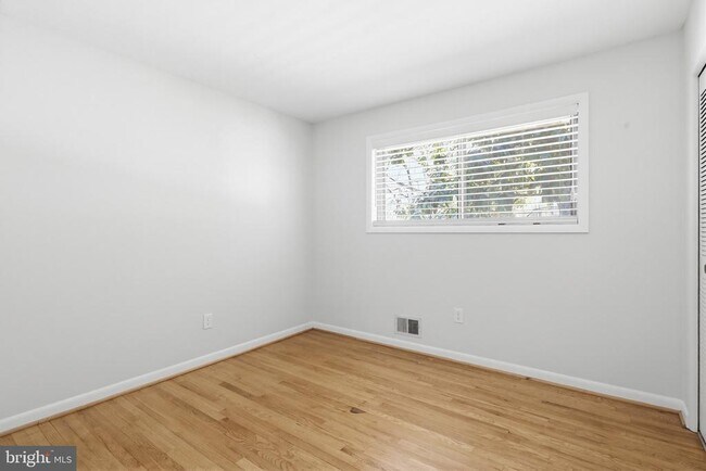 Building Photo - 9717 Hedin Dr