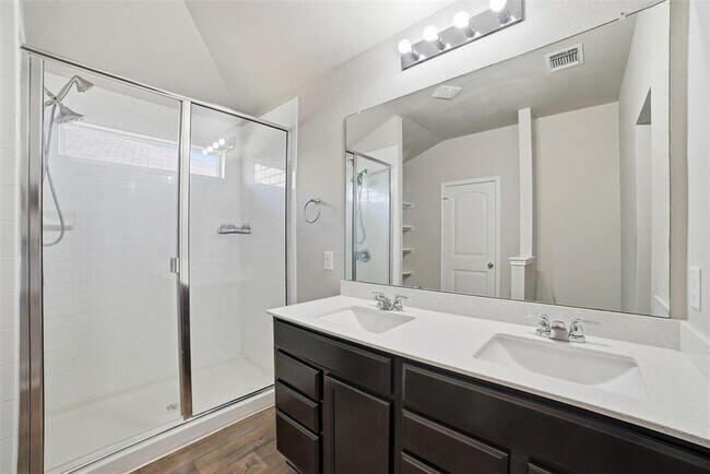 Building Photo - 600 Marimoor Dr