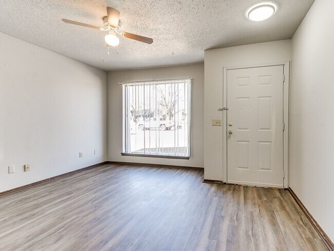 Building Photo - Charming West Norman Duplex