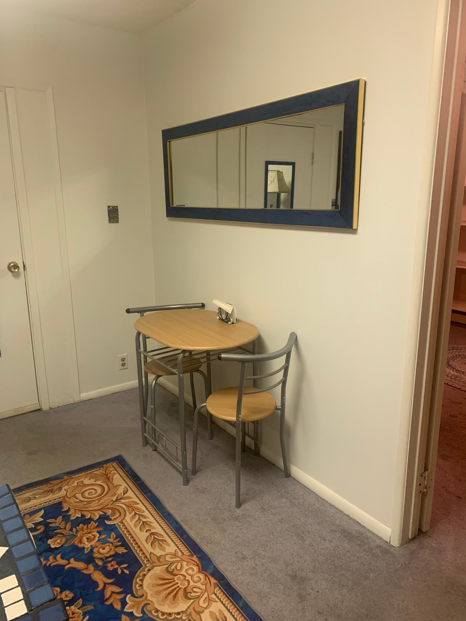 2 seater table - 1400 Jessica Ave