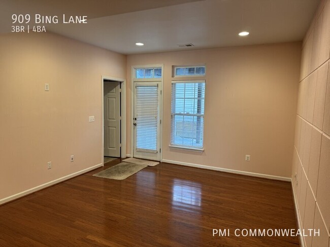 Building Photo - 3 bed/3.5 bath townhouse (available now)