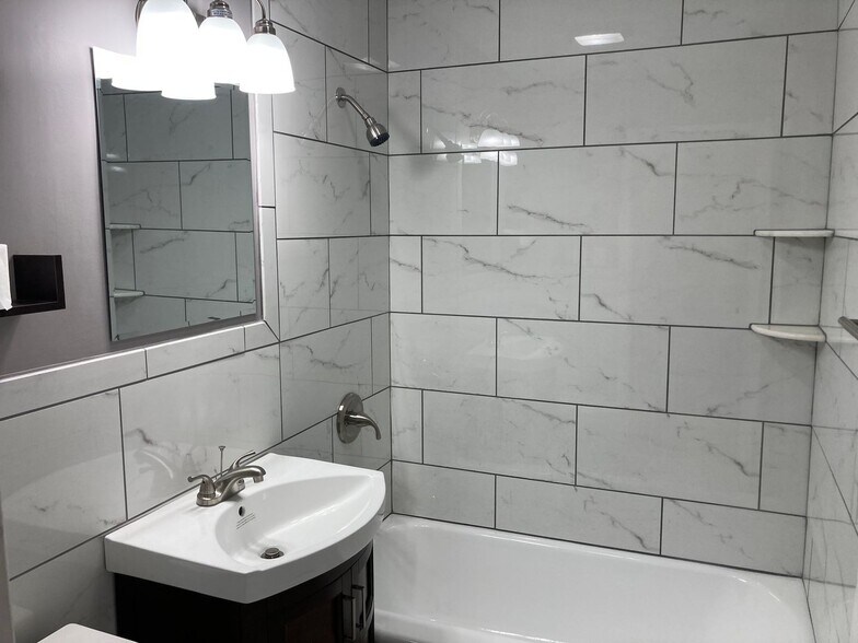 Building Photo - 8802 Avalon Dr