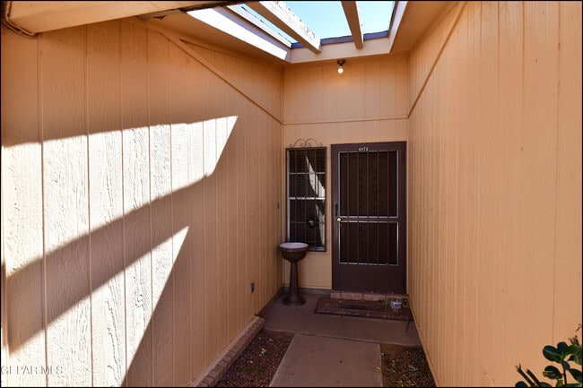 Building Photo - 4872 Maureen Cir