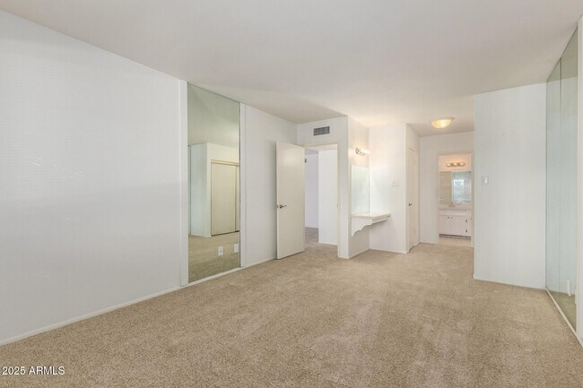 Building Photo - 2128 E Villa Ct