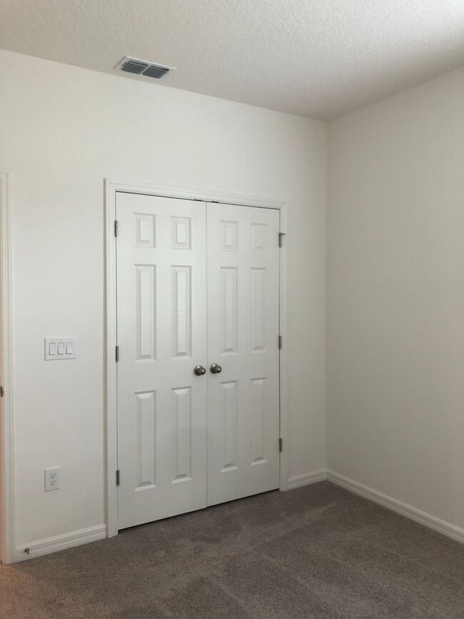 Building Photo - 4BD/3.5BA Townhome in Ravenna Winter Garden!