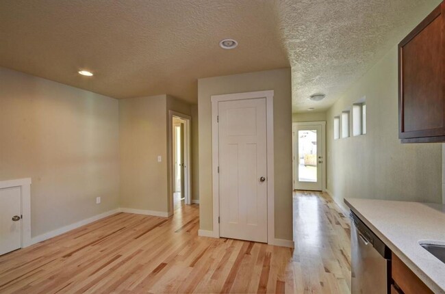 Building Photo - Newer Town home close to everything!