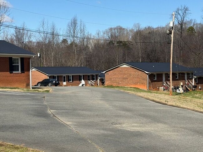 Building Photo - 1-Month Free Summer Special - Great 2-bedroom townhome close to downtown Lexington, NC