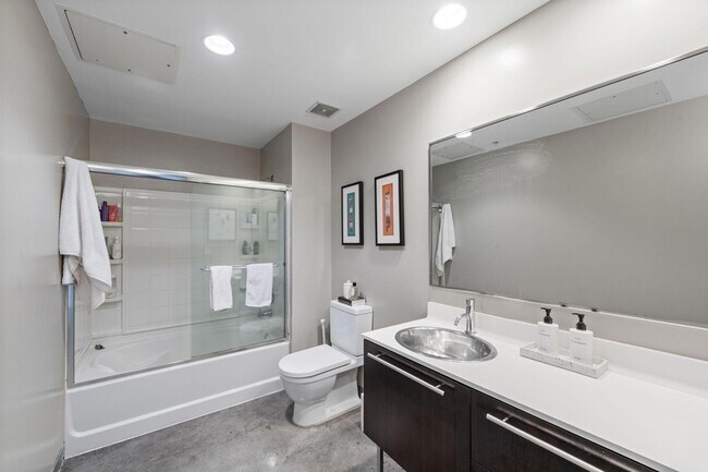 Building Photo - 700 N Washington Ave