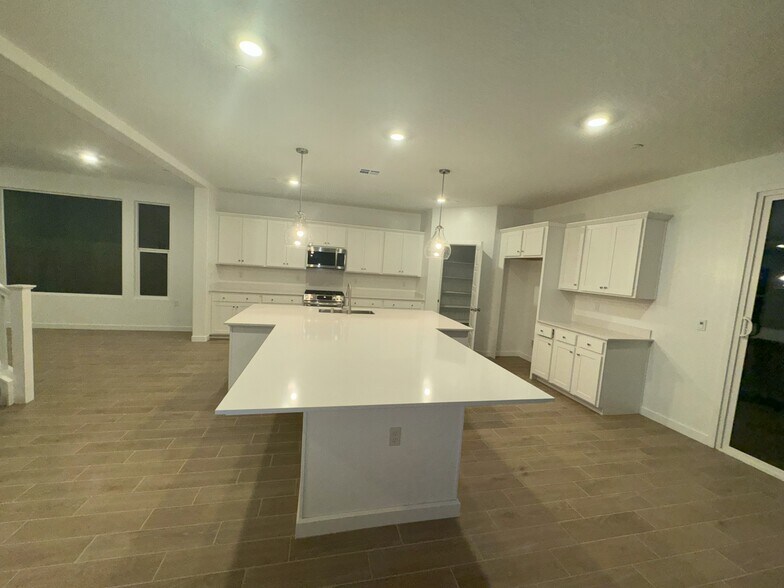 Building Photo - 1053 Traverse Dr S