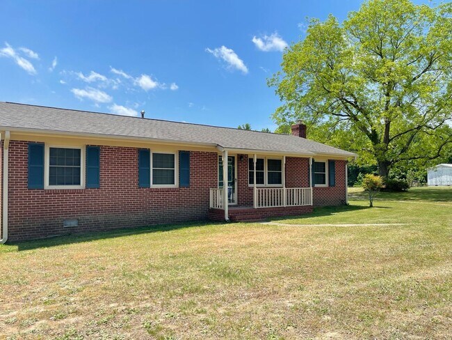 Building Photo - Large Furnished Rancher that Includes Lawn Maintenance and Bonus Room