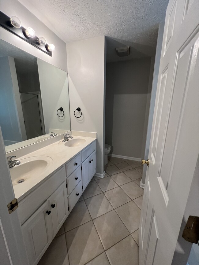 Building Photo - 1080 Sharon Pl