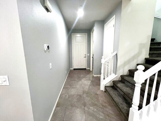 Building Photo - Modern Eastvale Home | 3 Bed | 2.5 Bath | 2-Car Garage | Pool & Gym | Solar Panels