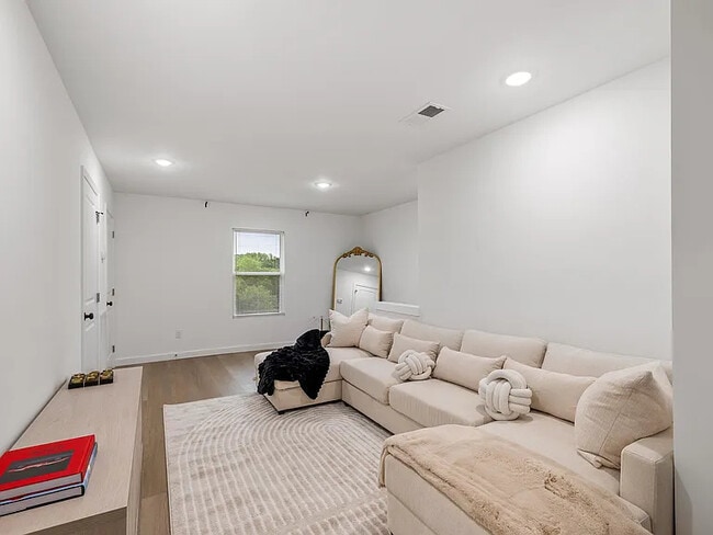 Building Photo - 126 Parris Bridge Rd