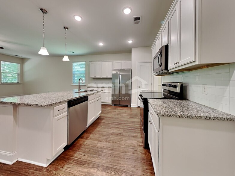 Building Photo - 219 Swan Dr