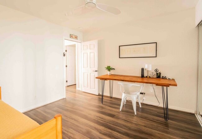 Bedroom 2 with bed and desk - 84-575 Kili Dr