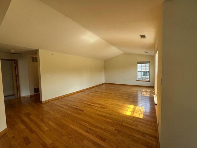 Building Photo - 2268 Vanderbilt Dr