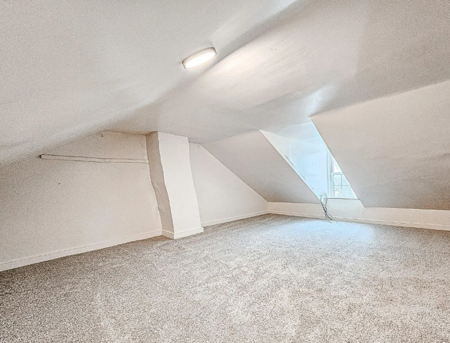 Building Photo - 4 Bedroom 1 Bathroom Rowhome in Lancaster!