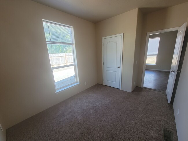 Building Photo - Horse-Friendly Burbank Home with Fenced Ya...