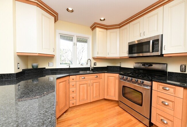 Building Photo - 4 Bittersweet Ln